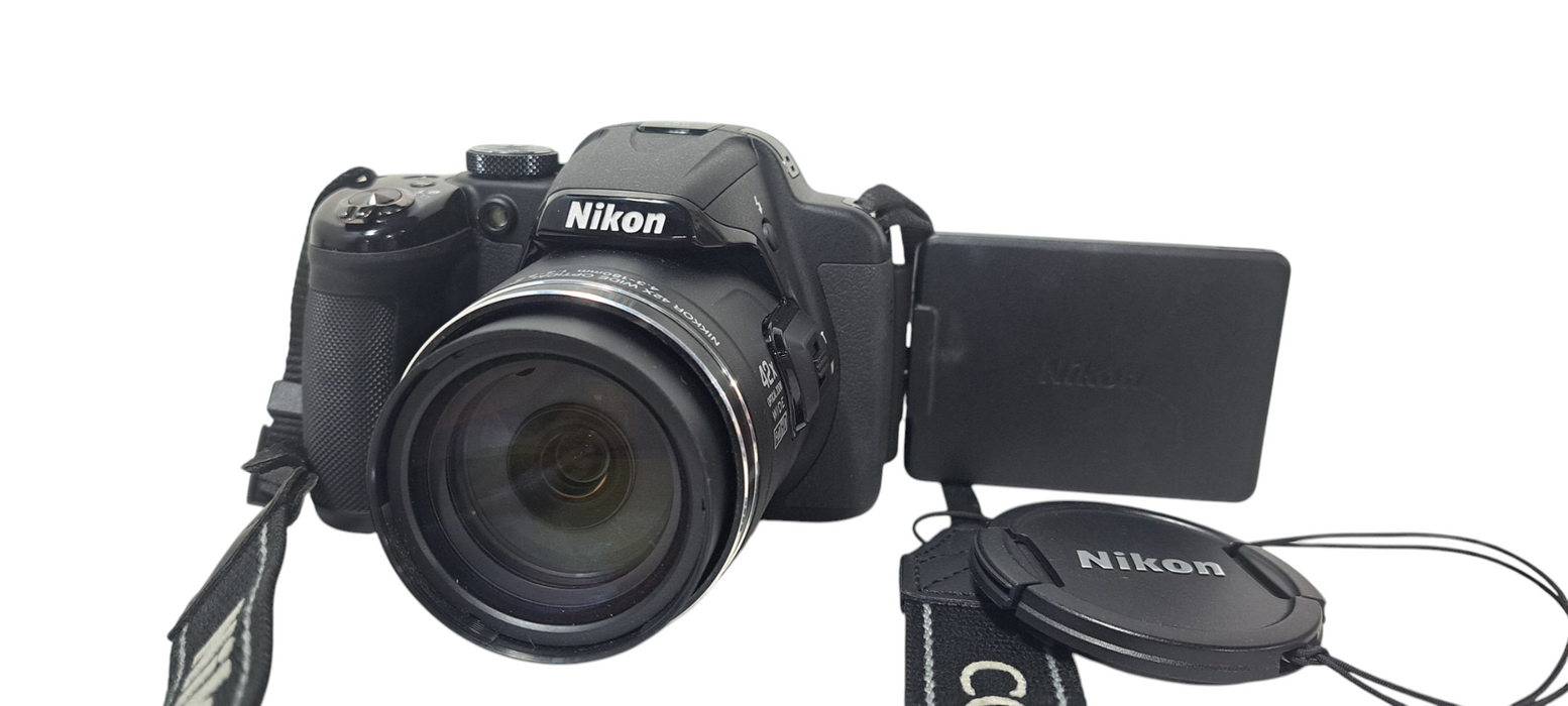 Nikon COOLPIX P520 18.1MP Digital Camera W/ Charger