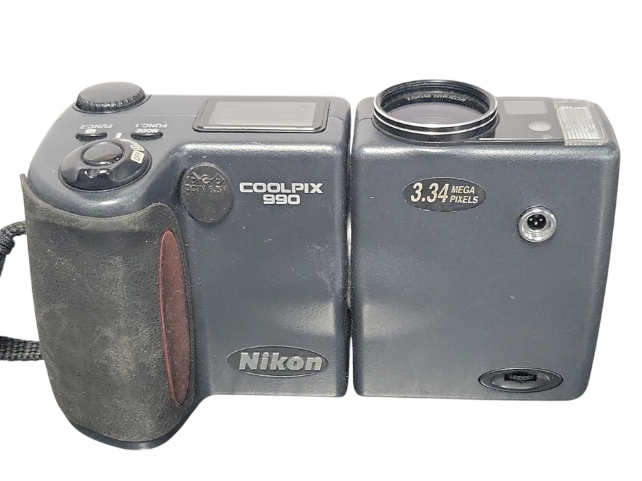 Nikon COOLPIX E990 3.34 MP Swivel Digital Camera, READ _