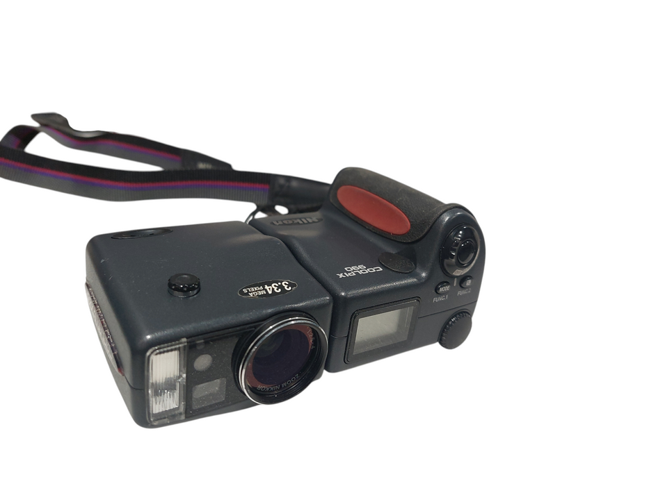 Nikon E990 CoolPix 990 Camera- Zoom Nikkor 8-24mm 1:2.5-4  3.34mp  =