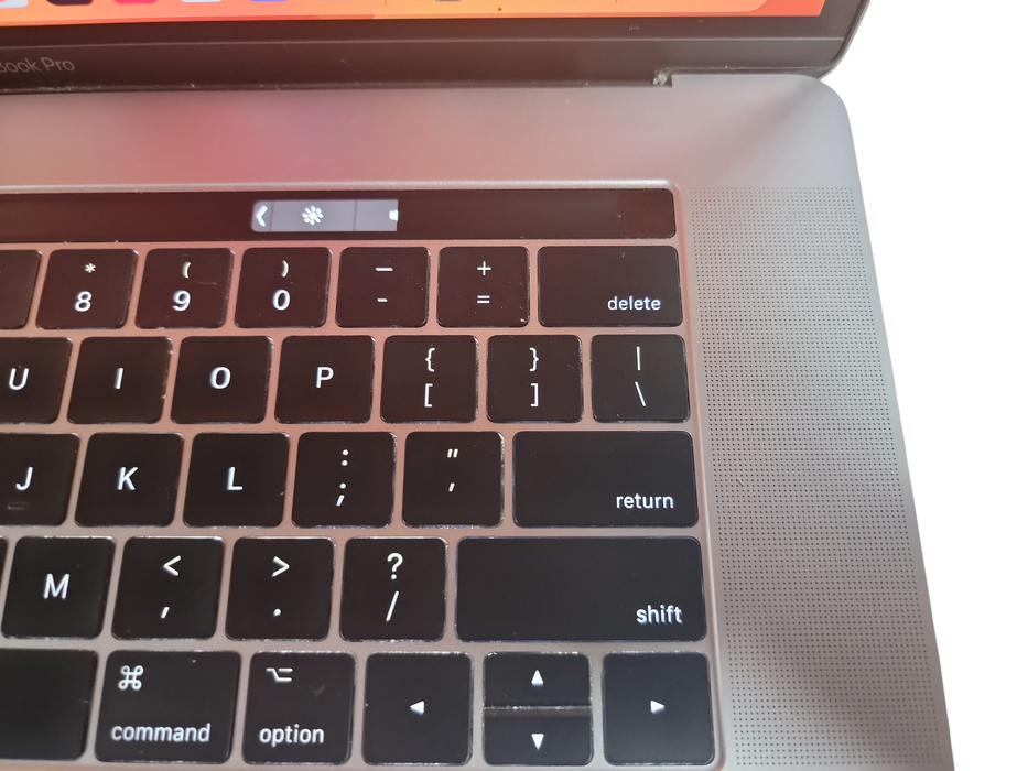Apple Macbook Pro 2017 15" 4-Core i7-7920HQ @ 3.1GHz 16GB RAM 500GB SSD GPU (