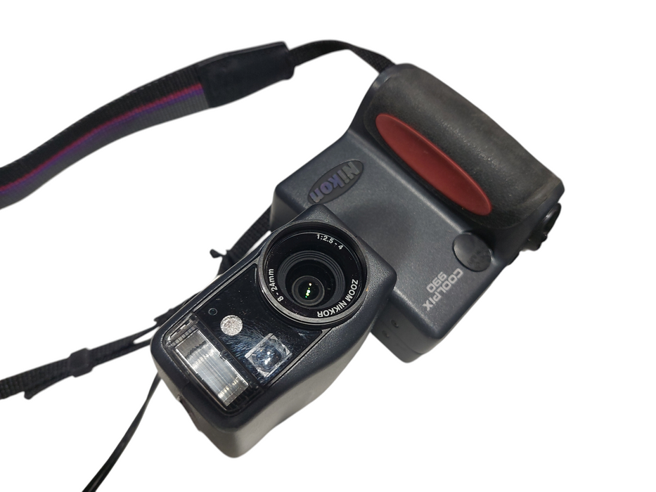 Nikon E990 CoolPix 990 Camera- Zoom Nikkor 8-24mm 1:2.5-4  3.34mp  =