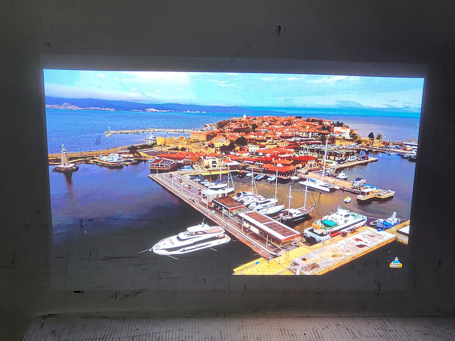 Panasonic PT-DZ570U Projector 4000 Lumens HDMI 692 Lamp Hours $