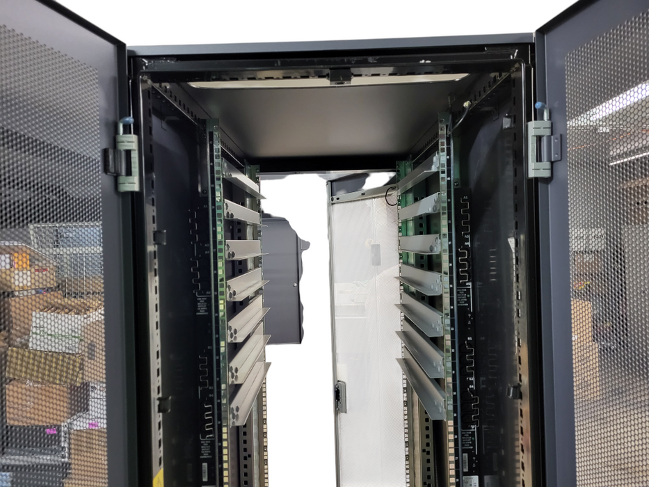 NETAPP NAC-0501 42U Server Rack w/ 4x Spectrum Power 72A-130BMLEN-02 PDU $