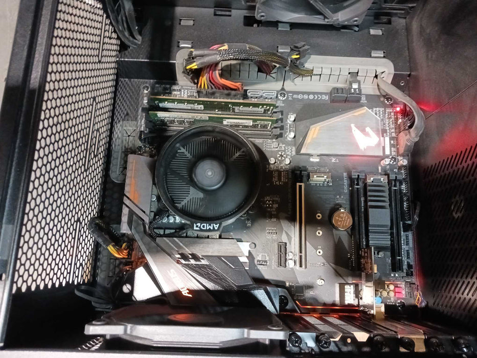 Fractal Custom PC AMD Ryzen 2200G Gigabyte B450 Aorus Pro 16GB DDR4 No HDD READ