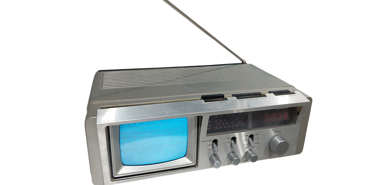 Vintage RCA 1982 Portable TV UHF/VHF AC/DC Radio Clock Model: CGR
