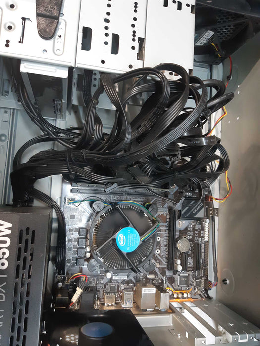 Cooler Master Custom PC B365M DS3H i5-9400 2.90 GHz 16GB DDR4 No HDD
