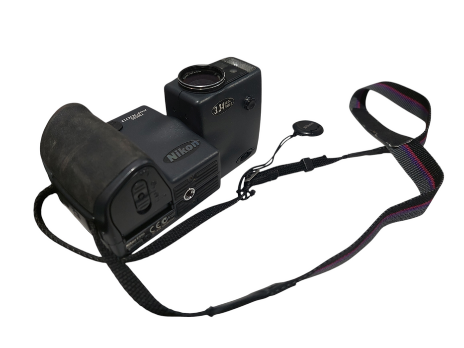 Nikon E990 CoolPix 990 Camera- Zoom Nikkor 8-24mm 1:2.5-4  3.34mp  =
