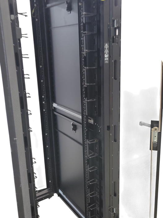 APC AR3100 NETSHELTER ENCLOSURE 42U 600MM X 1070MM SERVER RACK DATA CABINET Q_