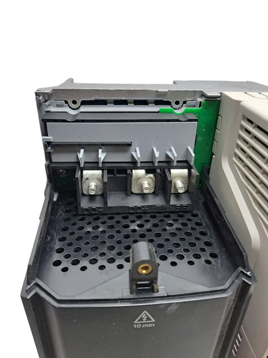 Nidec Control Techniques Unidrive M700-064 00350 A  | 25/25HP 480V 50/60Hz )