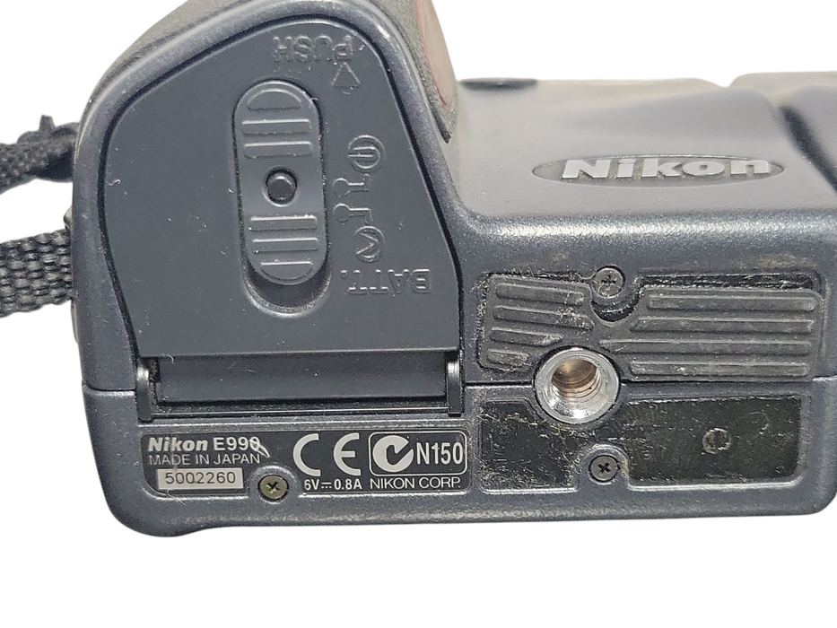 Nikon COOLPIX E990 3.34 MP Swivel Digital Camera, READ _