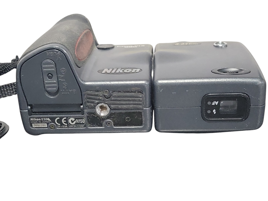 Nikon COOLPIX E990 3.34 MP Swivel Digital Camera, READ _